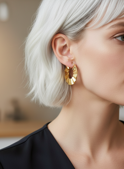 💛 Argollas Doradas con Textura de Abanico  ¡Recibe GRATIS su Estuche de Regalo!💛