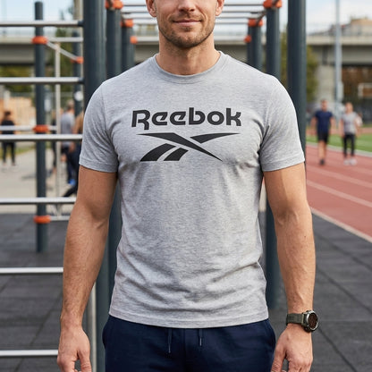 Polera Hombre Reebok Deportiva Algodón Logo Frontal Gris Melange