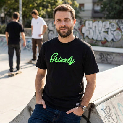 Polera Hombre Grizzly Griptape Print Script Logo Verde Negro